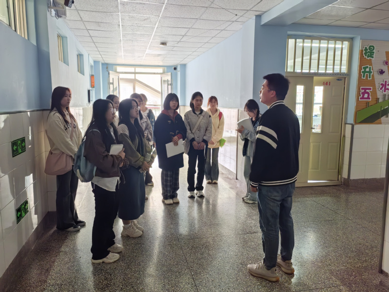 朱元军老师带领22名同学走进兰州市第二十一中学展开为期一周的师范生
